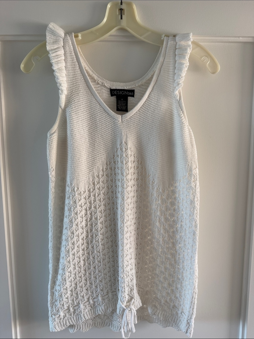 DESIGN365 White Knit Ruffle-Shoulder Tank